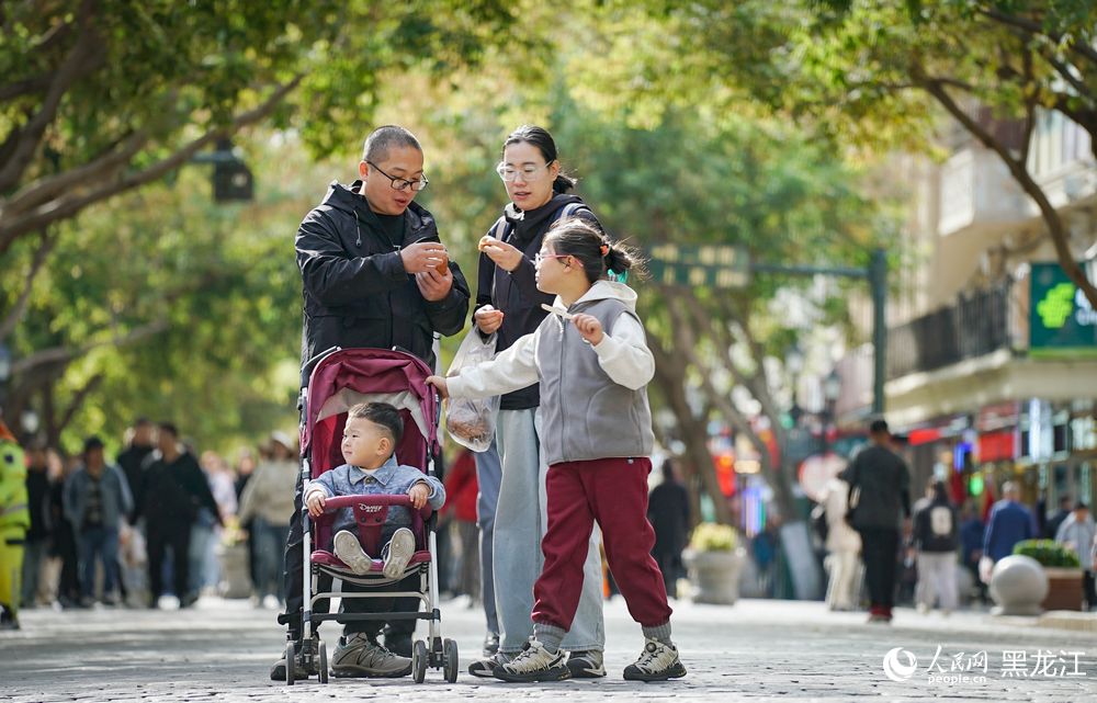 哈尔滨：文旅消费涌动假日热潮