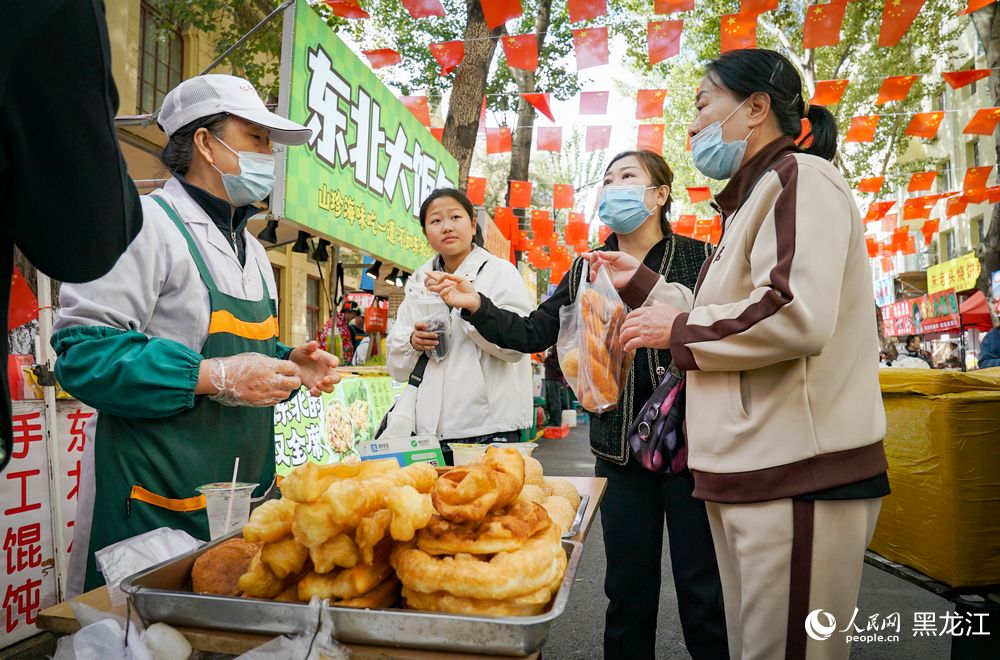 哈尔滨：文旅消费涌动假日热潮