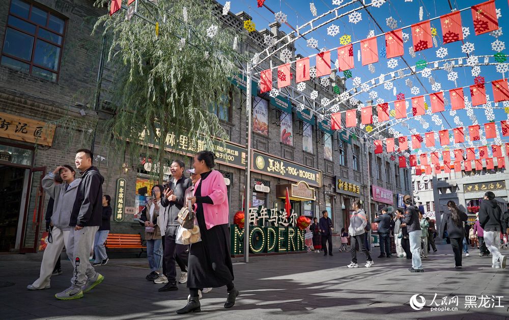 哈尔滨：文旅消费涌动假日热潮