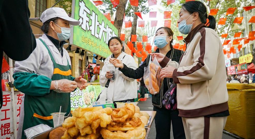 哈尔滨：文旅消费涌动假日热潮