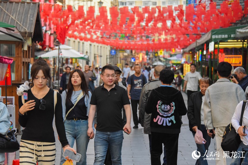 哈尔滨中华巴洛克历史文化街区游人如织。人民网记者 张哲鑫摄