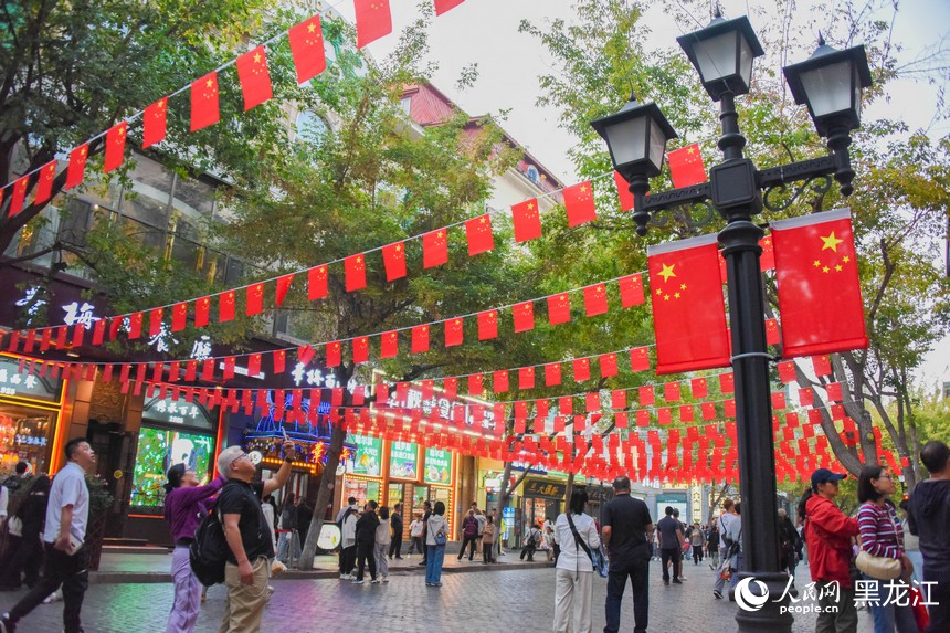哈尔滨中央大街吸引游客拍照打卡。人民网记者 苏靖刚摄