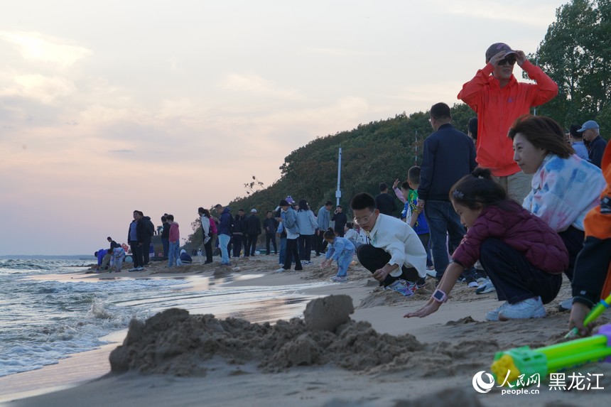 游客在兴凯湖畔感受秋日魅力。人民网 徐成龙摄