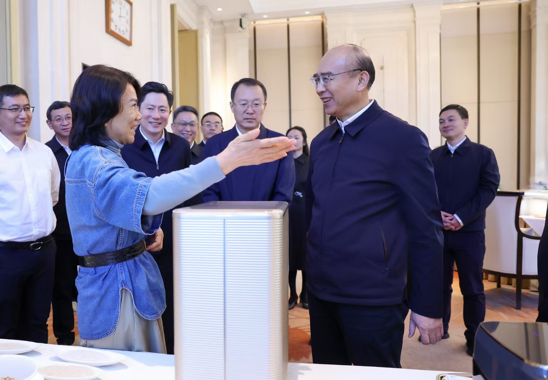 会见结束后,许勤观看格力电器家用新米机稻米脱壳现场演示。