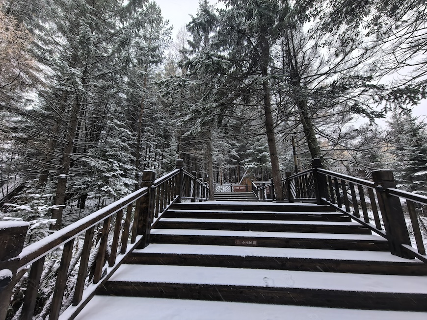 中国雪乡景区迎来今秋首场降雪