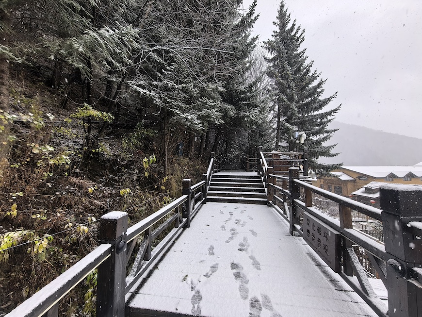 中国雪乡景区迎来今秋首场降雪