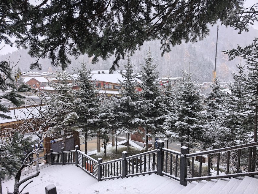 中国雪乡景区迎来今秋首场降雪
