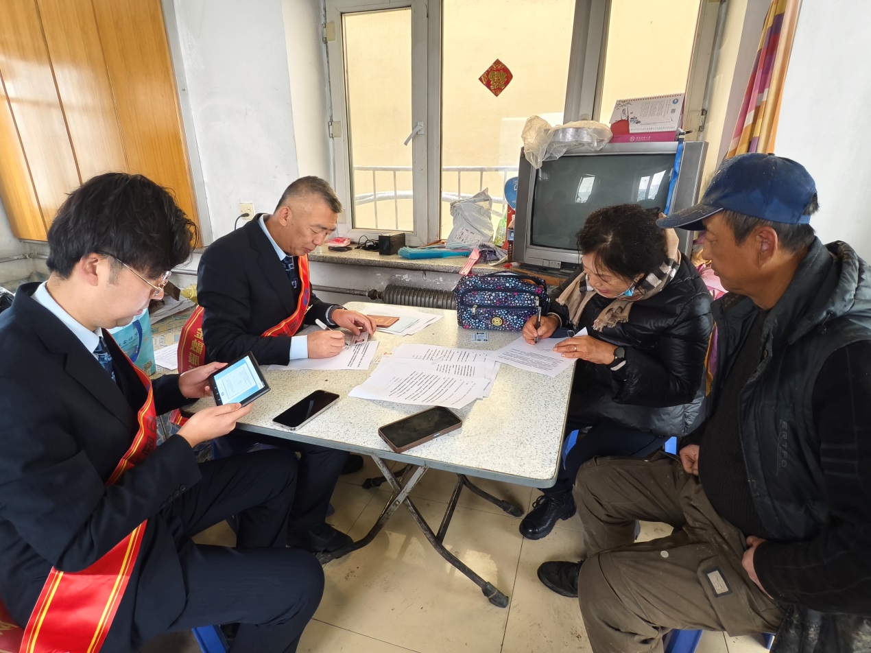 建设银行佳木斯分行“张富清金融服务队”上门为农户办理“裕农快贷”。中国建设银行黑龙江省分行供图