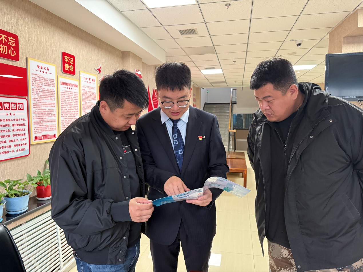 工作人员向农户宣讲相关贷款政策。中国建设银行黑龙江省分行供图