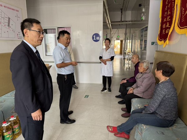 建设银行富裕支行工作人员来到养老院宣讲金融知识。中国建设银行黑龙江省分行供图