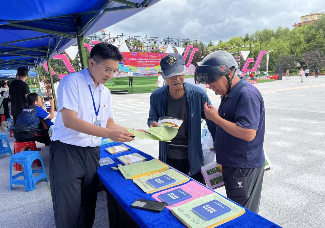 动物疫病预防控制中心开展畜牧业“科技三下乡”活动。