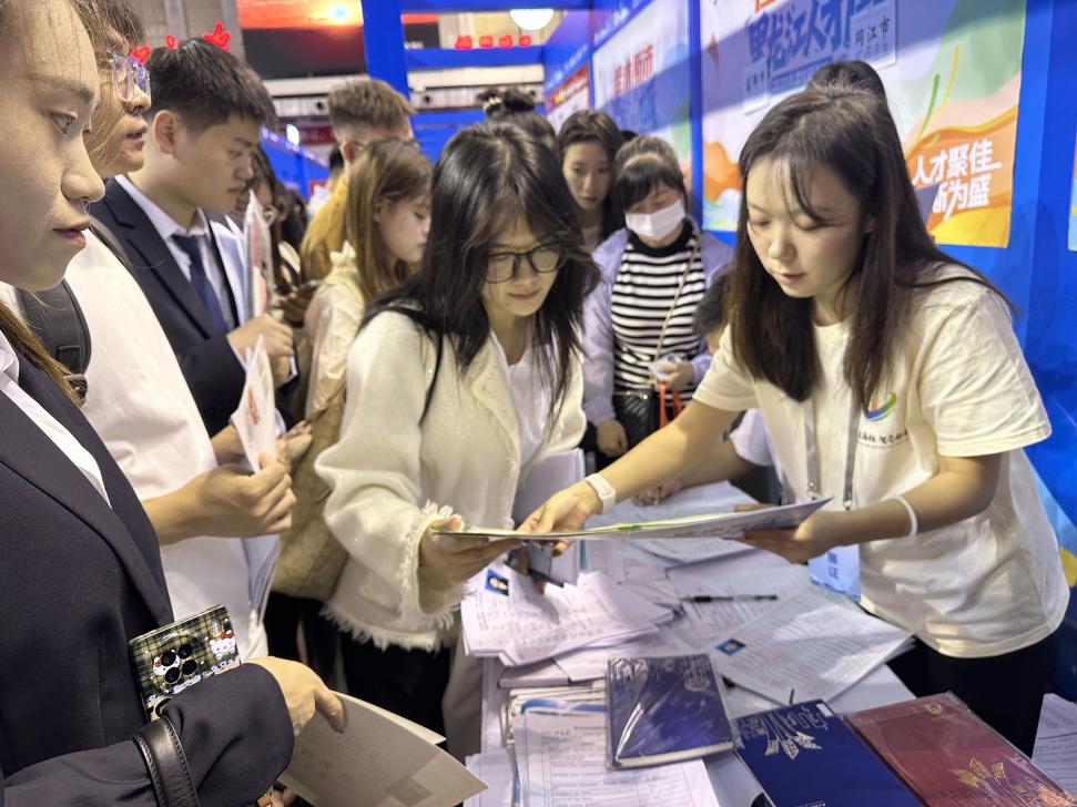 2025年黑龙江人才周现场招聘活动桦南展位现场。