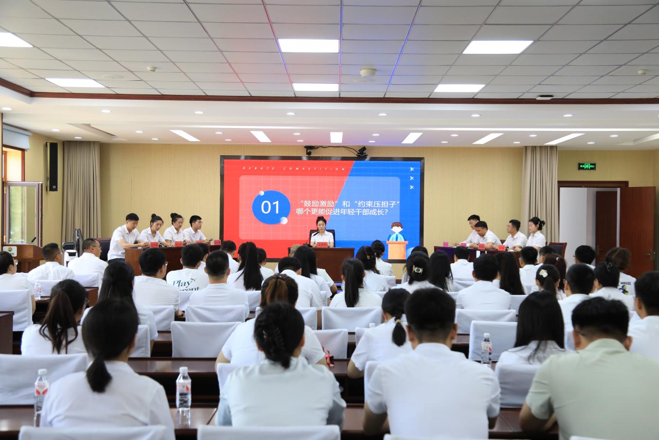 举办青年人才辩论赛。