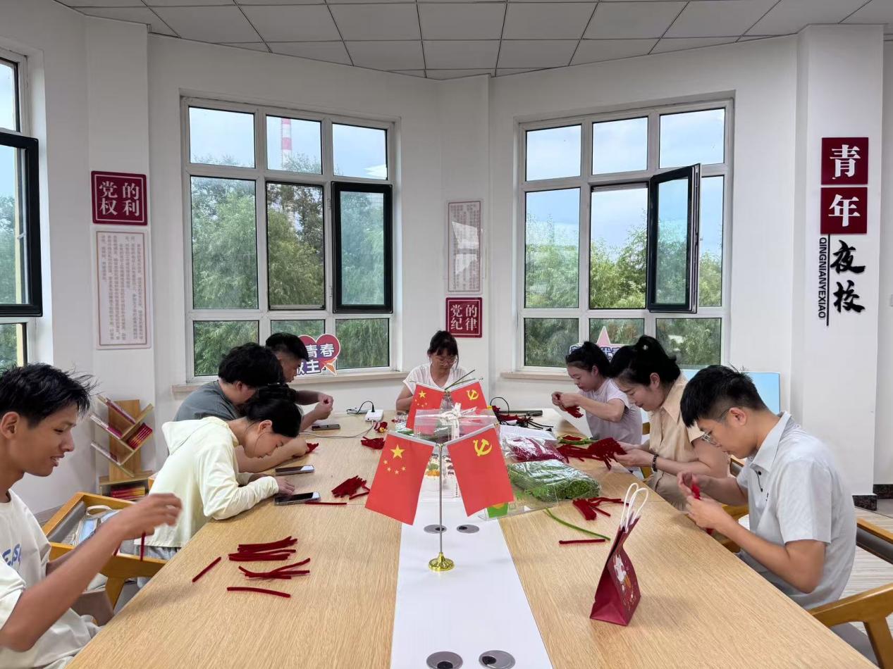 青年讲师闵婷婷为青年夜校学员讲授扭扭棒“西瓜团扇”制作方法。