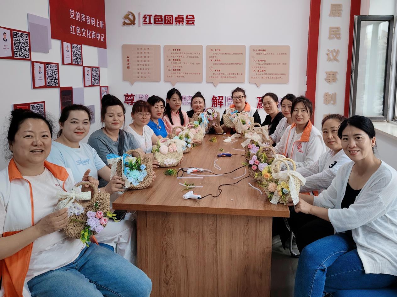 居民参加手工编织包制作活动。