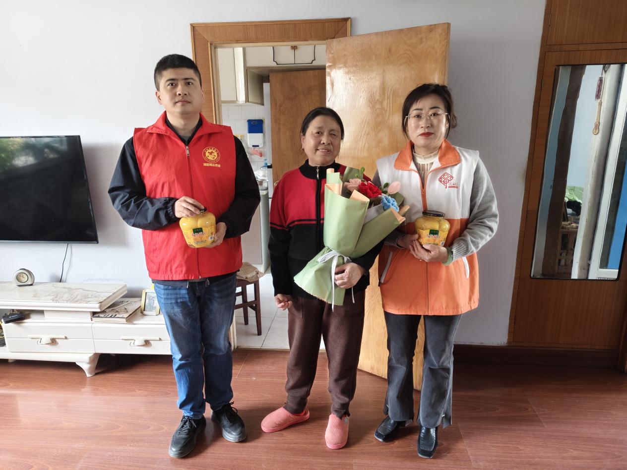 联合共建单位开展“一束康乃馨”感恩母亲慰问活动。