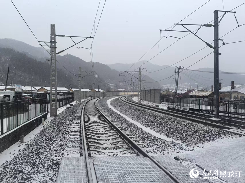 雪中的铁道口。