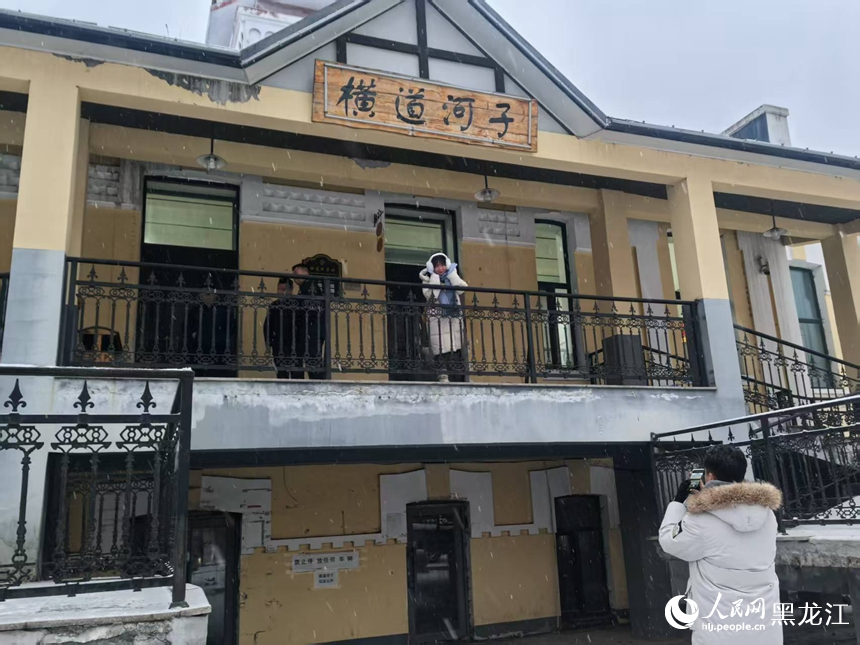 游客在横道河子老火车站打卡留念。