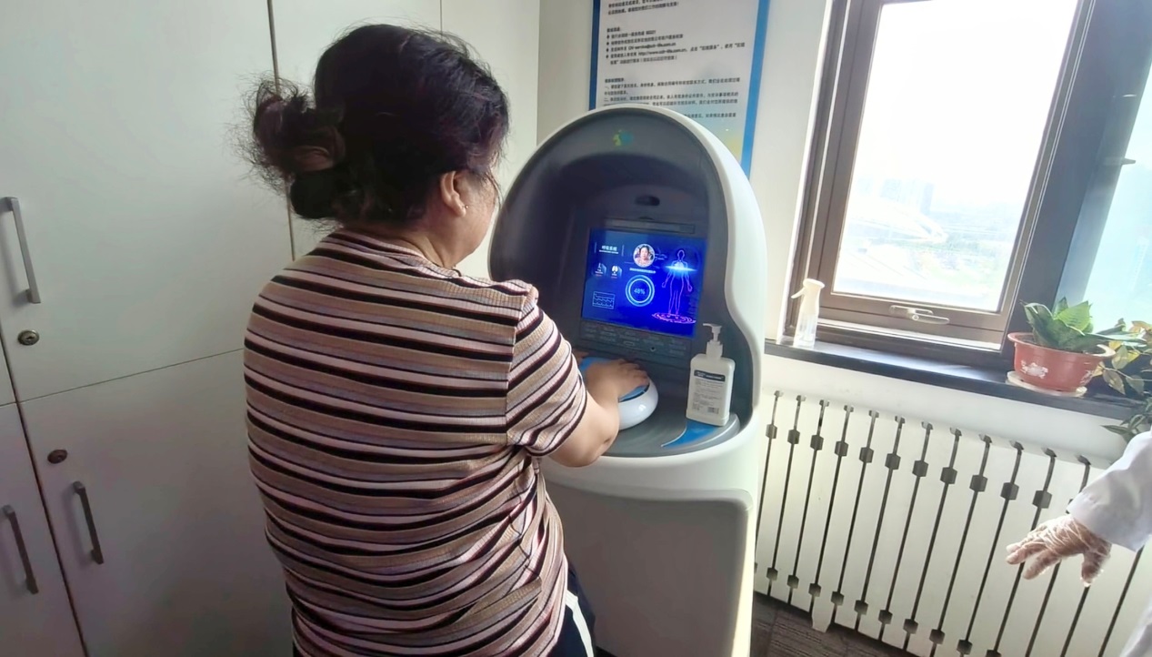 为中老年客户做健康检测。图片由中国建设银行黑龙江省分行提供