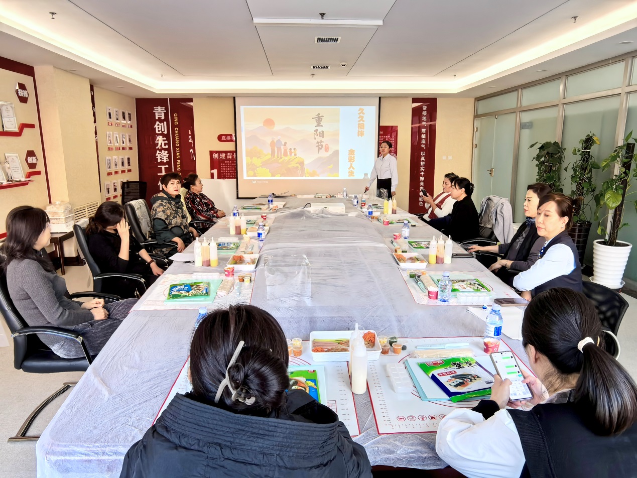 专业讲师指导大家做出美味寿司。图片由中国建设银行黑龙江省分行提供