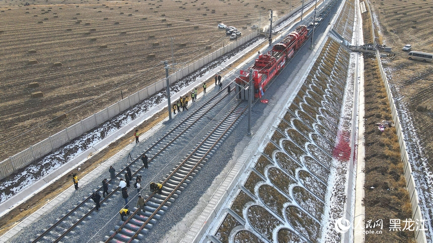我国在建最北高铁哈伊高铁全线铺轨贯通