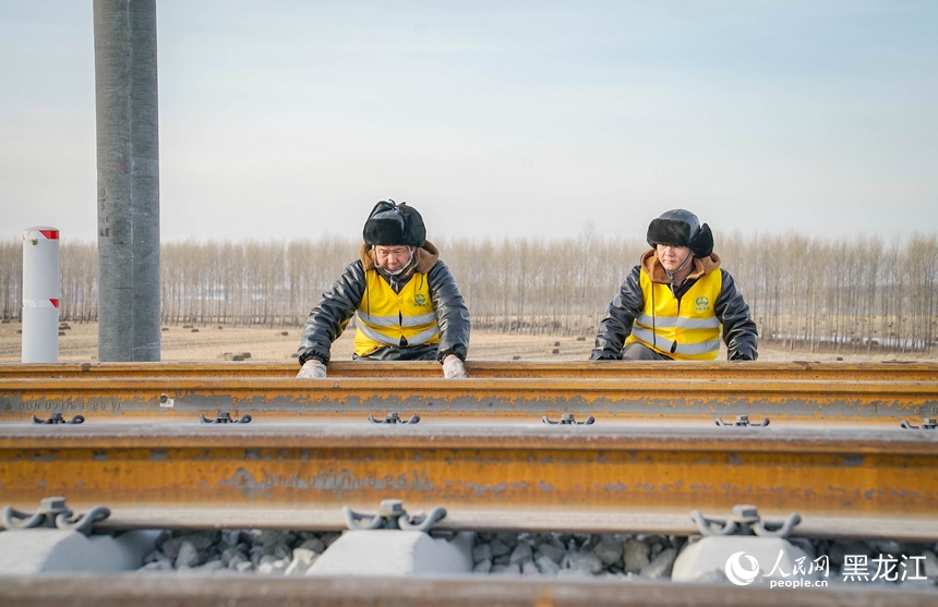 我国在建最北高铁哈伊高铁全线铺轨贯通
