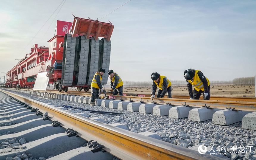 我国在建最北高铁哈伊高铁全线铺轨贯通