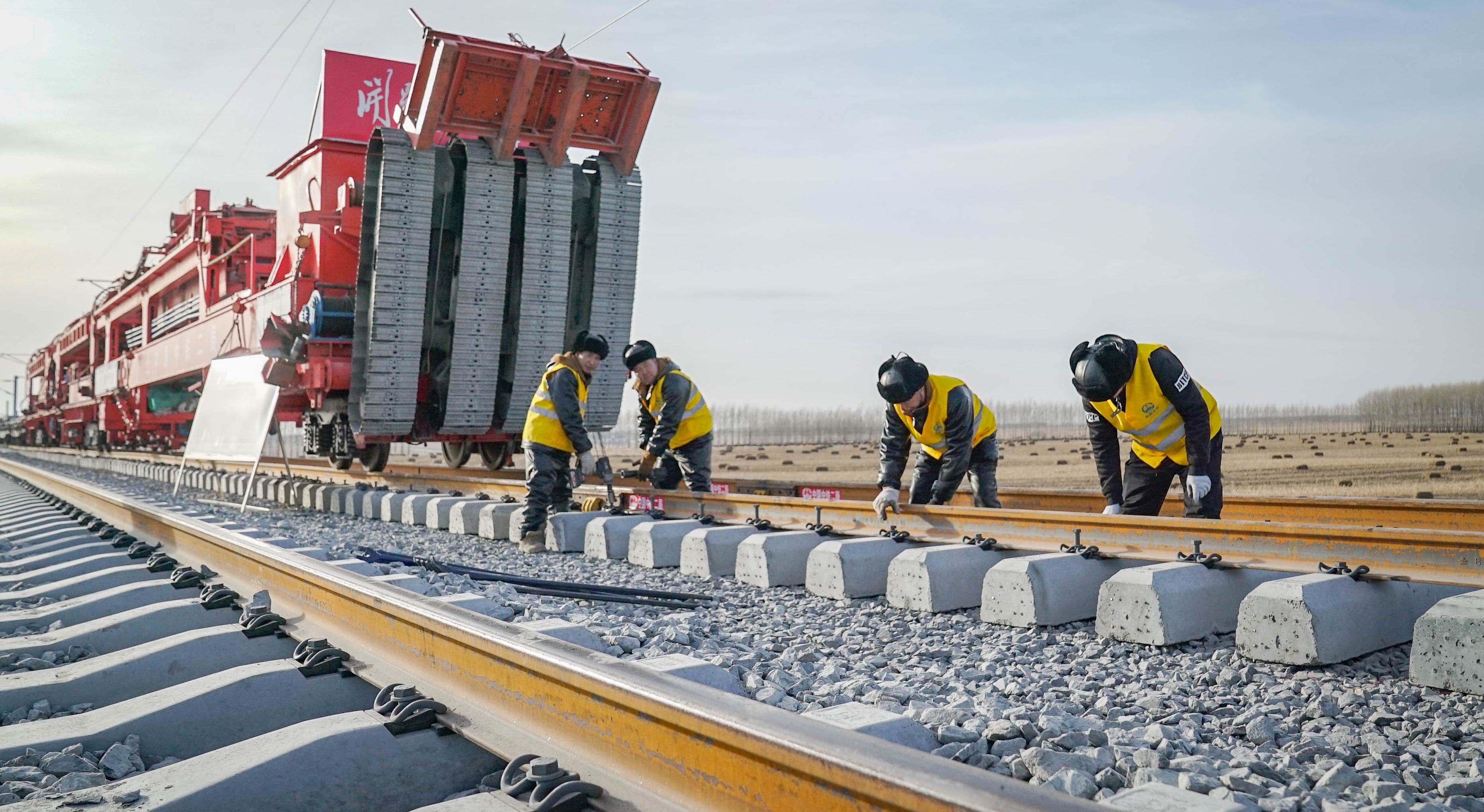 在建最北高铁哈伊高铁全线铺轨贯通