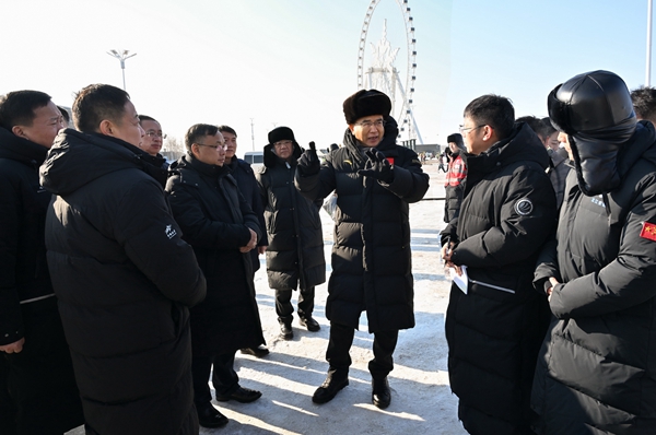 许勤在冰雪大世界施工现场了解工程安全措施落实情况。