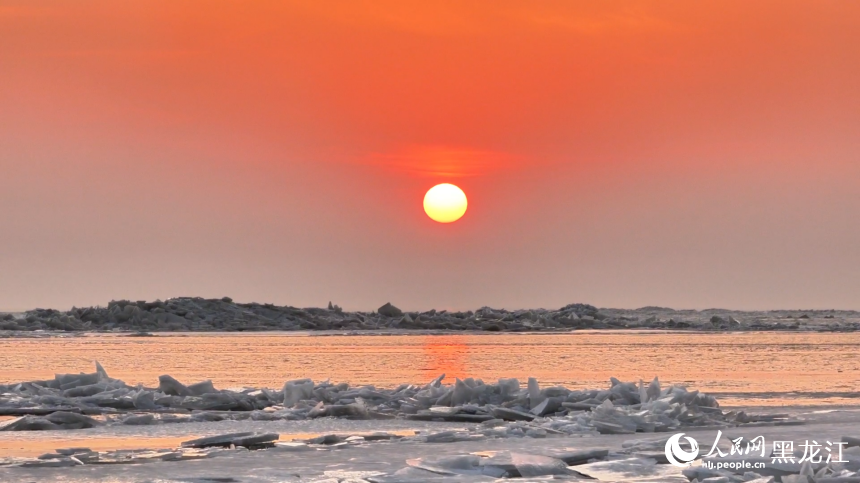 兴凯湖逐渐封冻 现“龙鳞”景观