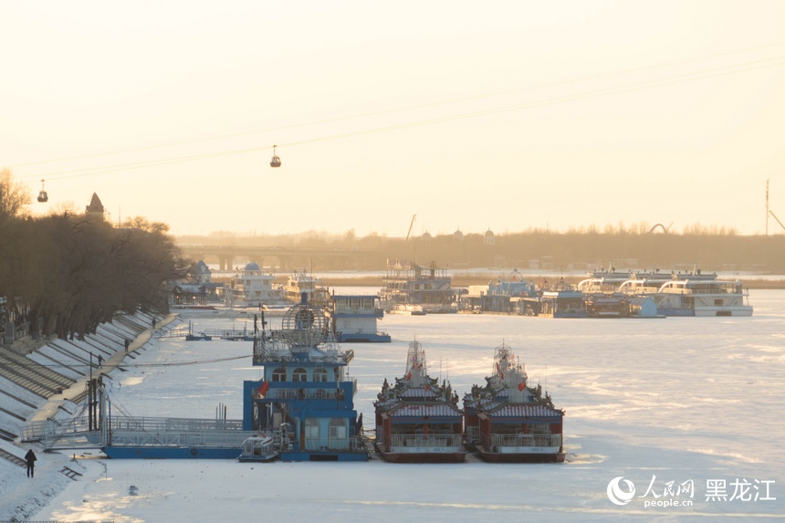 松花江进入冰封期 尽显北国风光
