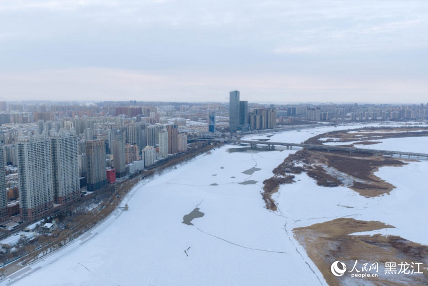 松花江进入冰封期 尽显北国风光