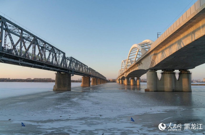松花江进入冰封期 尽显北国风光