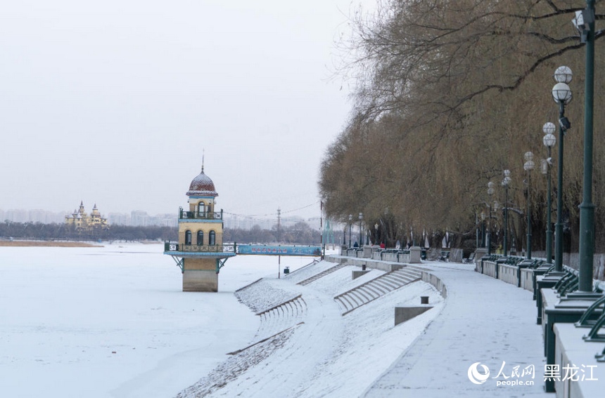 松花江进入冰封期 尽显北国风光