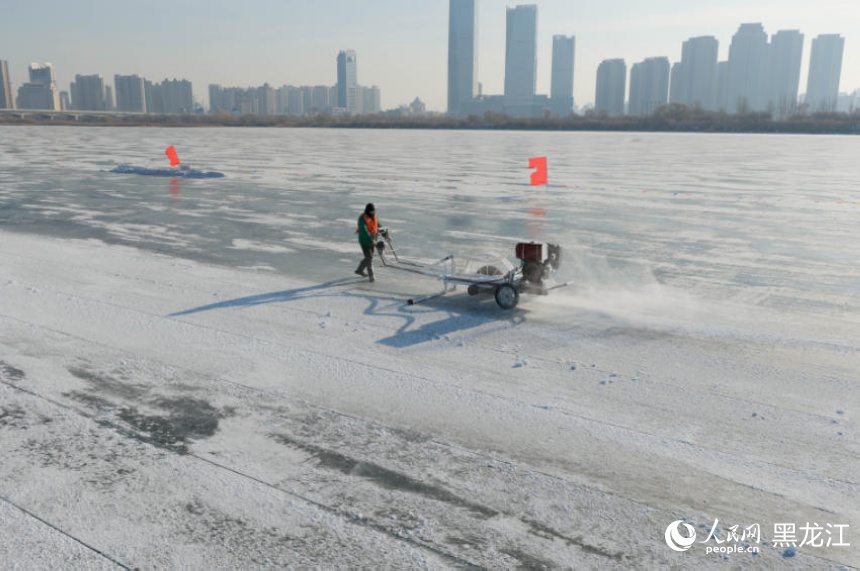 哈爾濱：又到一年採冰時