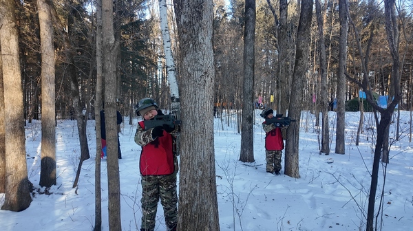 參賽隊員在叢林中展開激烈角逐。圖片由伊春市委宣傳部提供