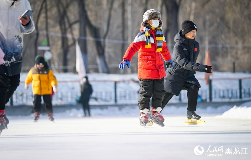 哈尔滨：公益冰场迎来上冰“热”