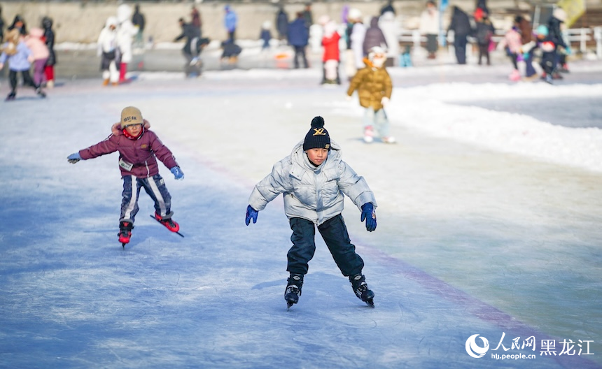 哈尔滨：公益冰场迎来上冰“热”