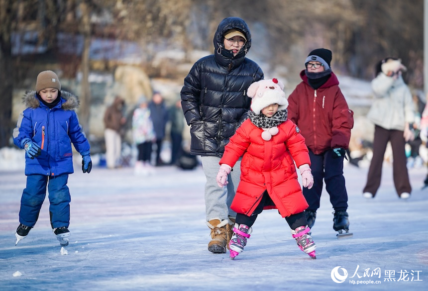 哈尔滨：公益冰场迎来上冰“热”