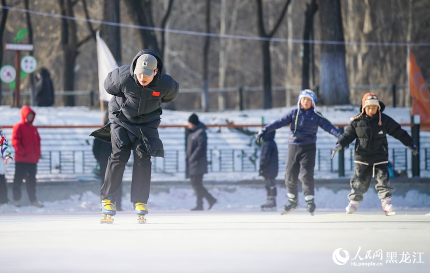 哈尔滨：公益冰场迎来上冰“热”