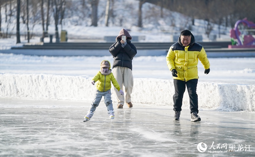 哈尔滨：公益冰场迎来上冰“热”