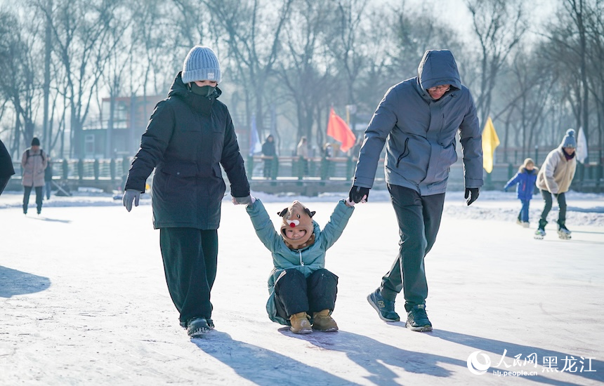 哈尔滨：公益冰场迎来上冰“热”