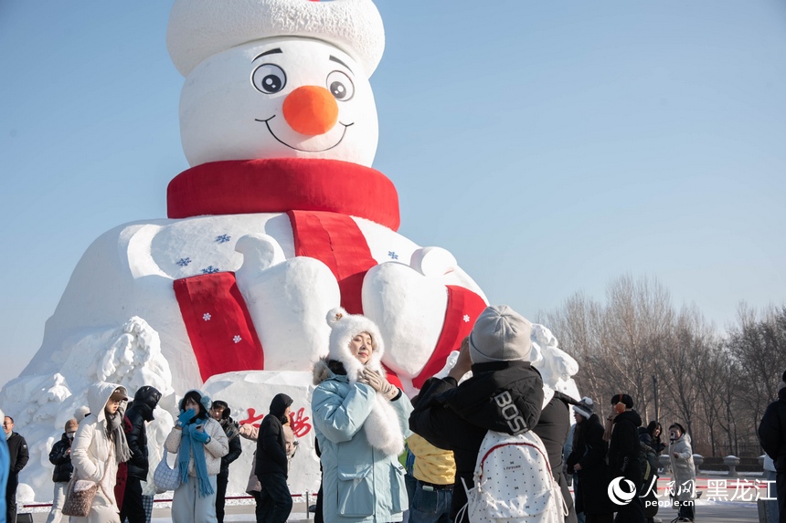 “萌！萌！大！”雪雕陆续就位 第三十八届太阳岛雪博会有序推进