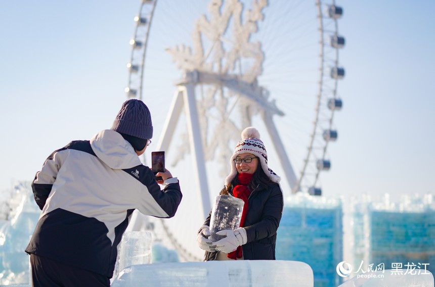 记者探园：哈尔滨冰雪大世界白天夜晚一样美