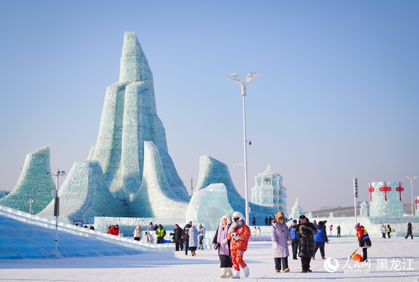 记者探园：哈尔滨冰雪大世界白天夜晚一样美