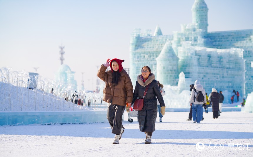 记者探园：哈尔滨冰雪大世界白天夜晚一样美