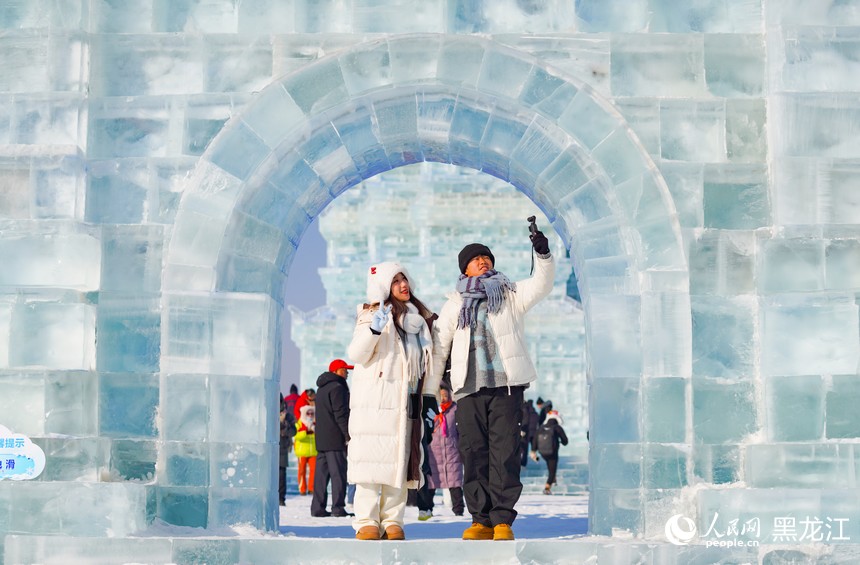 记者探园：哈尔滨冰雪大世界白天夜晚一样美