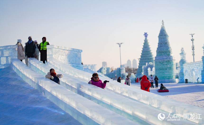 记者探园：哈尔滨冰雪大世界白天夜晚一样美