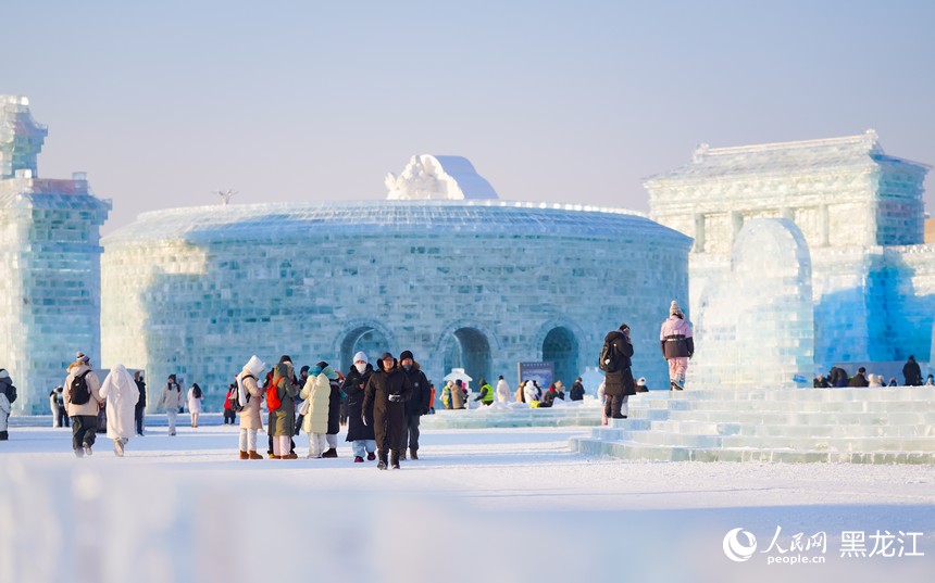 记者探园：哈尔滨冰雪大世界白天夜晚一样美
