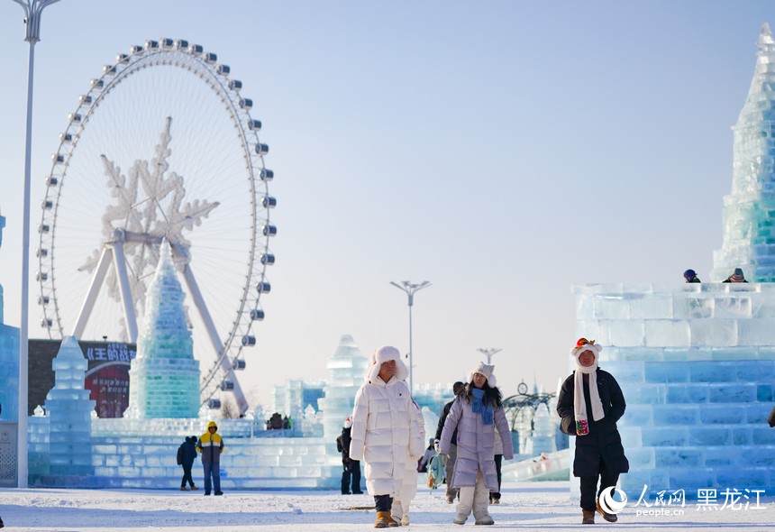 记者探园：哈尔滨冰雪大世界白天夜晚一样美